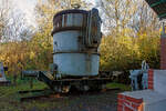 Dreiachsiger Roheisenpfannen-Wagen (oder Giepfannen-Wagen) ausgestellt im Auenbereich vom Bergbaumuseum Herdorf-Sassenroth des Landkreis Altenkirchen, hier am 03 November 2024. Vom Bergbaumuseum wird er als Schlackewagen bezeichnet, was es aber nach meiner Einschtzung nicht ist. 

In Htten im Siegerland gab es wohl solche Wagen, aber nicht auf der Friedrichshtte in Herdorf, da dort das flssige Roheisen ins Masselbett gegossen wurde. Auch Schlackewagen wurden nicht bentigt, da diese nach dem erkalten im Wasserbad zu Sand, direkt mit einer Drahtseilbahn auf die Halde gebracht wurde. Am 30. August 1968 erfolgte der letzte Hochofenabstich in der Friedrichshtte sowie der Alte Htte in Herdorf.

Das Bergbaumuseum in Herdorf-Sassenroth informiert ber 2.500 Jahre Bergbau und Httenwesen im Siegerland und im Landkreis Altenkirchen. Neben verschiedenen Exponaten und historischen Fotos kann man die frheren Arbeiten der Bergleute in einem Schaustollen verfolgen.