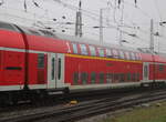 1. Klasse Hocheinstiegs-Dosto mit VBB Logo an der Tür im Rostocker Hbf.10.11.2024