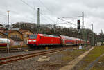 Die 146 005-4 (91 80 6146 005-4 D-DB) der DB Regio NRW schiebt den RE 9 (rsx - Rhein-Sieg-Express) Siegen - Köln – Aachen, am 30.01.2023 vom Bahnhof Betzdorf (Sieg) weiter in Richtung