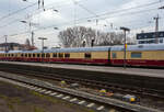 Der TEE-Speisewagen D-AKE 56 80 88-94 306-9 der Gattung WRmz 135.0, der AKE-Eisenbahntouristik – Jörg Petry e.K. (Gerolstein) am 10 März 2024 im Hbf Osnabrück, eingereiht im Zugverband in den 1. Klasse-Sonderzug AKE RHEINGOLD (vom 10 bis 14 März 2024) von Koblenz via Hamburg, Bremen, Husum und Westerland auf Sylt nach List auf Sylt.

Der zweite (Voll-) Speisewagen gehört ebenfalls zu den sechs Prototypen, die 1969 von der Waggonfabrik Orenstein & Koppel in Berlin-Spandau gebaut wurden, erstmals mit vollelektrischer Küche und einer Geschirrspülmaschine. Die Energieversorgung wurde nur für das Bahnstromsystem in Deutschland, Österreich und der Schweiz ausgelegt. Die Auslieferung des 160 km/h schnellen Fahrzeugs erfolgte im Juni 1969 mit der Wagennummer 61 80 88-73 306-7, aber damit war jedoch erstaunlicherweise keine Inbetriebnahme verbunden. Wie die anderen fünf Wagen wurde er in Hamburg beheimatet und diente dort, so nagelneu wie er war, zunächst als Ersatzteilspender für die übrigen Wagen, es war nämlich vergessen worden, rechtzeitig einen Ersatzteilvorrat zu bestellen. Diese Notmaßnahme schlug übrigens Wellen bis in die höchsten DB-Ebenen.

Die Lage entspannte sich mit der Zeit und der Wagen wurde auch wieder betriebsfähig hergerichtet und anschließend in seinen langjährigen Stammzügen „Hispania-Express“ nach Genf, TEE „Helvetia“ nach Zürich und TEE „Blauer  Enzian“ nach Klagenfurt eingesetzt.

Der Wagen besitzt einen Stromabnehmer, um die Küche auch während der Abstellung oder bei Lokomotivwechseln mit Strom versorgen zu können. Er kann nur im Stillstand an die Oberleitung angelegt werden und senkt sich automatisch bei einer Bewegung des Fahrzeugs.

1977 wurden die Drehgestelle für eine Höchstgeschwindigkeit von 200 km/h hergerichtet und unser Wagen steuerte von Hamburg weiterhin sehr häufig Ziele in der Schweiz an, neben „Helvetia“ und „Mont-Blanc“ (dem Nachfolger des „Hispania“) kamen die IC „Tiziano“ in das Tessin und IC „Rheinpfeil“ nach Basel hinzu.

1986 erhielt der Wagen eine Vollaufarbeitung, hierbei auch die orange-gestreiften Polsterbezüge. Danach wurde er nach Basel um beheimatet und lief in IC-Zügen in ganz Deutschland, ab 1991 dann auch in seine alte Heimat Berlin. Eine komplett neue Küche wurde im Herbst 1999 eingebaut, bei dieser Gelegenheit auch Sitzbezüge und Teppiche erneuert. Die IC-Einsätze gingen zurück, ein neues Aufgabengebiet fand sich jedoch als Speisewagen in den Autoreisezügen.
Die Ausmusterung bei DB AutoZug erfolgte am 31.05.2007, danach wurde der Wagen von der AKE-Eisenbahntouristik erworben und nach einer weiteren Modernisierung ist er wieder standesgemäß in dem AKE „Rheingold“ eingesetzt.

Quelle: AKE-Rheingold

TECHNISCHE DATEN:
Länge über Puffer: 27.500 mm
Wagenkastenlänge: 27.200 mm
Wagenkastenbreite: 2.805 mm
Höhe über Schienenoberkante: 4.050 mm
Drehzapfenabstand: 19.500 mm
Achsstand im Drehgestell: 2.500 mm
Drehgestellbauart: Minden-Deutz 367
Leergewicht: 49 t
Höchstgeschwindigkeit: 200 km/h (bei Ablieferung 160 km/h bis 1977)
Sitzplätze: 48  (Jeweils sieben Tischen für zwei bzw. vier Persone).
Heizungsbauart: Klimae
Energieversorgung: Zentrale Energieversorgung aus der Zugsammelschiene, im Stillstand/ohne Lok über Dachstromabnehmer
