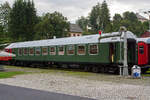 Der DDR-Regierungszug-Salonwagen A ex DR 61 50 89-40 006-8 der Gattung Salon 8980, heute zugehrig zum Zughotel Wolkenstein, hier am 26 August 2013. 

Der Wagen war Bestandteil eines DDR-Regierungszuges. Der Staatszug der Deutschen Demokratischen Republik wurde von der dortigen Partei- und Staatsspitze fr Reisen im In- und Ausland genutzt. Ab 1966, berwiegend 1969, wurden zahlreiche neue Salonwagen gebaut, im Stile des 70er Jahre-Zeitgeistes und im Stil angelehnt an die damals modernsten Schnellzugwagen der Deutschen Reichsbahn fr den internationalen Verkehr. Die Wagen wurden in Grlitz, Bautzen, Niesky, Delitzsch und Gotha teilweise mit zustzlichen Drehgestellen fr die Spurweite 1520 mm gebaut. Dieser Wagen wurde 1966 vom Waggonbau Bautzen 1966 (Wagenkasten schon 1963) gebaut. 

Einsatz:
Die Salonwagen wurden einzeln oder auch als Zugverband eingesetzt. Diese hieen dann Staatszug oder auch Regierungszug. Letzterer verkehrte in der Regel mit einem der Zugnummer vorgestellten R. Fr die Fahrten gab es eine spezielle Dienstanweisung, die als Vertrauliche Verschlusssache so geheim war, dass sie im Verzeichnis der Dienstvorschriften nicht gefhrt wurde. Wurde ein solcher Zug bereitgestellt, folgte seine Aufstellung zunchst auf zwei Gleisen des sogenannten „R-Zug-Gelndes“ im Stellwerksbezirk W 5 des Bahnhofs Berlin-Lichtenberg stlich vom S-Bahnhof Nldnerplatz. Von dort wurde der Zug dann auf Gleis 49 des Bahnhofs Berlin-Lichtenberg gefahren, wo er fr die anstehende Fahrt vorbereitet wurde. Um die Sicht auf den Zug von den anderen Bahnsteigen zu verhindern, wurde als optische Sperre ein Zug mit Leerwagen auf das Parallelgleis gestellt. Die Staatsfahrten liefen unter der Aufsicht des Ministeriums fr Staatssicherheit, dem auch dafr eingesetzte Angehrige der Transportpolizei fr die Dauer des Einsatzes des Zuges unterstanden. Der Ablauf war hchst aufwendig organisiert.

Nach der Dienstanweisung gab es drei unterschiedliche Stufen des Aufwandes, wenn ein solcher Zug verkehrte. Bei Stufe I verkehrte zum eigentlichen Staatszug noch ein Vorzug und ein Nachzug. Der Vorzug (scherzhaft auch „Minenrumer“ genannt) bestand in der Regel aus einem Salonwagen und einem Gepckwagen. Der Zug war mit Mitarbeitern von Transportpolizei und des MfS besetzt, die aus der offenen bergangstr des letzten Wagens die Strecke beobachteten. Der Nachzug war meist nur ein Triebwagen oder eine einzeln fahrende Lokomotive. Alle Weichen, ber die der Zug verkehrte, mussten zustzlich mit Handverschlssen, in der Regel Weichenschlsser und Zungensperren, gesichert werden. Schranken waren sptestens zehn Minuten vor Durchfahrt des Zuges zu schlieen und durften zwischen Vor- und Nachzug nicht geffnet werden – auch nicht fr Feuerwehr- oder Notarzteinstze. Bei zugbedienten Anlagen war das nur durch Eingriffe in die Sicherungstechnik mglich. Sowohl Eisenbahn- als auch Straenbrcken ber die befahrene Bahnstrecke durften nicht genutzt werden. Fr die Zge wurde eine Trasse von etwa einer Stunde freigehalten, in der keine anderen Zge die Strecke nutzen konnten. Die zustndigen Dispatcher erhielten keine Meldung ber die Zugbewegungen – sie mussten nur fr die vorbestimmte Zeit die Trasse absolut freihalten.

Als Lokomotiven fr den Staatszug wurden in der Dampflokzeit unter anderem die Stromlinienlokomotive 61 002, ehemals Zuglokomotive des Henschel-Wegmann-Zugs, fr den Vorzug eingesetzt, ansonsten solche der Baureihe 03. Als Diesellokomotiven zur Verfgung standen, wurden solche der Baureihe V 180 (BR 118) eingesetzt.

Der bekannteste Einsatz des Regierungszuges fand 1970 anlsslich des Treffens zwischen Willi Stoph und Willy Brandt in Kassel statt. Weitere Sonderzge wurde jeweils von der NVA und dem Ministerium fr Verkehrswesen vorgehalten.
