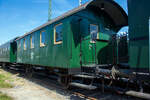 Der 2-achsige Personenwagen 1002 der Hespertalbahn e. V., ex Essener Steinkohle AG für werksinternen Personenverkehr der Zeche Poertingssiepen Umzeichnung in Zeche ver. Poertingssiepen №2 (ab 1955 in den Besitz der Mannesmann AG), abgestellt am 18 Juli 2015 vor dem alten Bahnhof in Essen-Kupferdreh.

Bei diesem Personenwagen handelt es sich um einen 2-achsigen Personenwagen für Industriebahnen mit 5 Fenstern, Großraumwagen mit Sitzplatzteilung 2+3, offenen Plattformen und Wagenübergängen. Bei dem Fahrzeug handelt es sich zudem um ein Originalfahrzeug der Hespertalbahn. Dieser Personenwagen war von 1927 bis zur Stilllegung der Zeche Poertingssiepen im Jahre 1973 für die Bergleute in einem nicht öffentlichen Personenverkehr im Einsatz.

Der Wagen wurde 1910 von der Firma Kuenstler & Co. in Holzwickede für eine nicht bekannt Bahn gebaut. 1927 ging er dann an die Essener Steinkohle AG für werksinternen Personenverkehr der Zeche Poertingssiepen Umzeichnung in Zeche ver. Poertingssiepen №2. Ende der 1930er Jahre erfolgte ein Umbau mit vereinheitlichen Wagenkasten, hier mit 5 Fenstern, in der Werkstatt der Zeche Prinz-Friedrich in Essen-Kupferdreh. Die Förderung auf Pörtingssiepen II wurde am 30. Dezember 1972 eingestellt, die restliche Förderung wurde auf Carl Funke gehoben und aufbereitet. Am 30. April 1973 wurde das Verbundbergwerk Pörtingssiepen/Carl Funke komplett stillgelegt. So ging der Wagen 1973 an die DEW -Dampfeisenbahn Weserbergland e.V. (DEW) in Bad Eilsen, der Wagen wurde als DEW 22 bezeichnet. 1977 ging er an die MEM - Museumseisenbahn Minden (MEM) und wurde als MEM 102 geführt. Im Jahr 2005 konnte der Verein zur Erhaltung der Hespertalbahn e. V., auf seine alte Stammstrecke der Hespertalbahn nach Essen-Kupferdreh zurückholen, wo er nun als 1002 bezeichnet wird und im regulären Museumszug im Einsatz ist. Äußerlich und innerlich ist er auch wieder im alten Erscheinungsbild.

TECHNISCHE DATEN:
Spurweite: 1.435 mm (Normalspur)
Achsanzahl: 2
Gattung: C2i
Länge über Puffer: 10.750 mm
Achsabstand: 5.000 mm
Gewicht: 10.800 kg
Höchstgeschwindigkeit: 65 km/h
Einstiegstüren: 2 über offenen Plattformen
Sitzplätze: 50 in 3. Klasse im Großraumabteil mit Sitzplatzteilung 2+3
Toilette: keine 
Betriebsbereitschaft: betriebsbereit
Besonderheit: Originalfahrzeug der Hespertalbahn