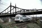 Dosto-Steuerwagen unter der Neutorbrücke in Ulm am 10.11.1997.