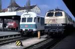 218 446-3 und eine weitere 218 sowie ein Steuerwagen Bauart Karlsruhe in Lindau am 17.03.1999.