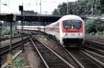 Ein Intercity wird mit Steuerwagen voran von einer 120 in Mannheim in den Bahnhof geschoben, am 05.08.1997.