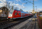 Steuerwagen voraus verlsst der RE 9 rsx - Rhein-Sieg-Express (Siegen – Kln – Aachen) am 17.01.2023 den Bahnhof Kirchen (Sieg).