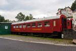 Der heutige Küchen- und Imbisswagen vom Zughotel Wolkenstein (Erzgebirge), ex DR Dienst – Kulturwagen 60 50 99-24 551-2, ex DR 57 50 28-25 608-0 Bghw, hier am 26 August 2013.