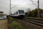 Die Stadt Meerbusch am Niederrhein besteht aus mehreren urspr�nglich eigenst�ndigen Gemeinden, von denen Osterath an der Bahnstrecke von Neuss nach Krefeld liegt. Die Garnitur der Linie RB 37 rollt hier auf den Bahnhof Meerbusch-Osterath zu und f�hrt dabei durch die Hinterh�fe vieler Gewerbebetriebe.