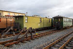 Vierachsiger 750 mm-Schmalspur Gepckwagen KPw4 974-355 mit einer Plattformen der Traditionsbahn Radebeul e.V.