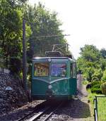   Ein Elektrotriebwagen der Drachenfelsbahn kommt am 06.06.2014 vom Drachenfels hinab, hier kurz vor dem Erreichen der Talstation.