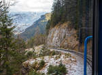   Auf der Talfahrt mit Wendelstein-Zahnradbahn am 28.12.2016 zur Talstation Brannenburg, Blick aus einem Beh 4/8 Doppeltriebwagen auf die Strecke und ins Inntal.