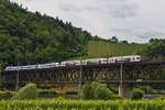 CFL Kiss und DB Flirt3 überqueren die Doppelbrücke nahe Bullay in Richtung Koblenz.