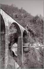 Centovalli - Hundert T�ler! Und die gilt es zu �berbr�cken: Hier ein Viadukt der Centovallibahn zwischen Corcapolo und Verdasio.