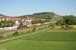 193 856 zieht mit einem Containerzug durch Retzbach-Zellingen.