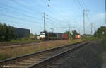 X4E 867 zieht mit einem Containerzug durch Nürnberg Hohe Marter.
