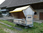 (240'865) - Ehemaliger Postwagen - Nr. 9645 - als Fr�chteverkaufsstand am 9. Oktober 2022 in Grafenried