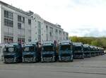 (249'280) - Planzer-Lastwagen - Volvo - in Reih und Glied aufgestellt am 29.