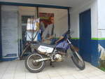 (211'747) - Mit Paketen �berladenes Post-Motorrad - M 344'984 - am 20.
