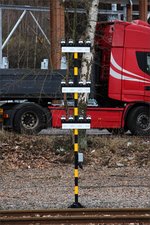 Finde den richtigen Buzzer fr dein Gleis.... Dieser Mast mit Pilzdrucktastern gehrt zum neuen Containerterminal in Kreuztal. Wie das System genau funktioniert kann ich nicht sagen bzw. ich kann es mir nur sehr schwer vorstellen, dass man nur den richtigen Taster drcken muss und die Weichenstrae liegt. (weitere Sensoren?, Schlssel?, nur der Auftrag an ein Stellwerk?)  