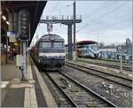 Noch verkehren die letzten BB 67000 im Planverkehr. Sie befördern ab im Raum Strasbourg in der Hauptverkehrszeit mit RRR Kompositionen Züge, für welche durch den sehr geringe Tagesleistungsumlauf der Einsatz von modernen Kompositionen in Vielfachsteuerung sich (noch) nicht lohnt. Die SNCF BB 67591 in Strasbourg wartet mit dem TER TER 831830 (ab 17:01) nach Saint-Dié-des-Vosges (an 18:50) auf die Abfahrt.

12. März 2024