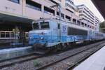 Am Abend von 18 September 2023 steht SNCF 7248 mit ein Corail in Paris gare de Lyon. Das zeitalter der Gleichstromelloks der Reihe BB 7200 neight sich leider schnell zum Ende.