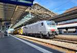 Die akiem 64 F4 082 (91 80 189 982-2 D-AKIIEM) wartet in Lausanne mit einer Gleisbaumaschine auf die baldige Weiterfahrt in Richtung Vevey. Seit der Übernahme der  Novelis -Züge durch DB 185 sind die ohnehin raren Einsätze der BR 189 in der Gegend von Lausanne sehr selten geworden, so dass diese aktien 64 F4 082 (91 80 189 982-2 D-AKIIEM) ein nicht alltägliches  Motiv darstellt. Die Tauben welche vor der Lok wegfliegen wurden von hinter meinem Rücken einfahrenden RE33 aufgescheucht.  

24. Mai 2025