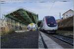 Der inoui TGV 6504 wartet in der Zugsausgangsstation Evian les Bains auf die Abfahrt nach Paris Gare de Lyon um 13:18.