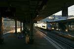 Bei gleißendem Winter-Abend Licht verlässt ein TGV den Bahnhof von Mulhouse.