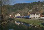 Der SNCF X 76679/680 verlsst als TER 18108 von La Chaux de Fonds nach Besanon den Ort Morteau.