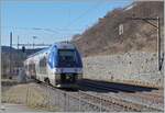 Der SNCF Z 76715 dieselt als TER 18108 unter Schweizer Fahrleitung in Le Locle in Richtung Frankreich.