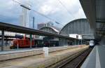 363 832-7 (links) und TGV (rechts) im Frankfurter Hbf am 26.04.2015