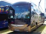 Irisbus Magelys Pro von Les Cars De La Vallée aus Frankreich am Europapark Rust.