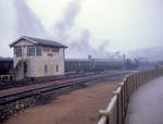 An diesem dsteren Tag hat Couchettes-Wagen 51 85 50-40 006 eine englische Reisegruppe nach Calais gebracht und wird nun im Hafen Calais Maritime herumrangiert. 10.Januar 1970 