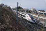 Der inoui TGV 6504 wartet in der Zugsausgangsstation Evian les Bains auf die Abfahrt nach Paris Gare de Lyon um 13:18.