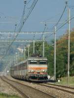 SNCF BB 22240 mit ihrem Nachtzug (mit Autoverlad) kurz vor Vernier Meyrin am 27.