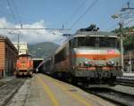 Im Grenzbahnhof von Ventimiglia wartet die SNCF BB 22352 vor dem IC  139 nach Milano auf die italienische Ablsung.