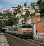 SNCF BB 22324 mit EC nach Milano bei der Durchfahrt in Villefrache sur Mer am 22.