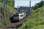 Im Gegenlicht schiebt die SNCF BB 22353 ihren TER von Lyon nach Genève in Richtung Grenze, die in Kürze erreicht wird.