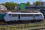 Auf einem Abstellgleis im Bahnhofsvorfeld von Chambéry – challes-les-eaux steht Lok 26126 mit einem Güterzug abgestellt.