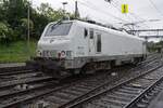 Akiem 37526 wartet am 18 Mai 2025 der Abfahrt aus Basel nach Frankreich ab.