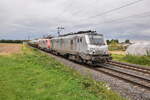 Akiem 37019 und die bunte 37013  die kalt im Zug mitläuft sind mir in Kaarst Broicherseite am 25. 9.2025 begegnet.  