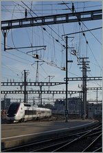 Die Strecke (Bellegarde) - La Plaine - Genève wurde vor zwei Jahren auf Wechselstrom umgestellt, troztdem besteht in Genève, wie an der aufwändigen Fahrleitung festgestellt werden kann eine Systemtrennstelle zwischen SBB 15000 Volt und 16 2/3 Hertz und dem SNCF 25000 Volt 50 Hertz System. 
Im Hintergrund wird ein TGV Lyria bereitgestellt.
20. Juni 2016