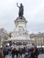 (166'975) - Denkmal auf dem Place de la R�publique am 16.