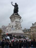 (166'976) - Denkmal auf dem Place de la R�publique am 16.