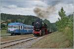 30 ANS CONI'FER /30 Jahre Coni'Fer - So viel Verkehr gab es wohl hier seit gut 110 Jahren nicht mehr! Der X 2816 der Association l'autorail X2800 du Haut-Doubs wartet im mir bis anhin unbekannten Kreuzungsbahnhof der Coni'Fer von Le Touillon auf den von der 52 8163-9 geführten Gegenzug.

15. Juli 2023 