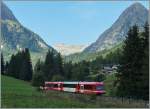 Noch liegt das Tal im Schatten, als ein SNCF TER Vallorcine Richtung Chamonix verlässt.