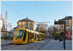 . Der Mond schaut zu, als die Sola Alstom Citadis 302 Tram am 10.12.2013 an der Haltestelle Rpublique in Mulhouse ankommt. (Jeanny)

Im Stadtnetz kommen 27 Niederflurbahnen vom Typ Citadis 302 zum Einsatz. Die Zge sind 32,5 m lang, 2,65 m breit und 3,3 m hoch. Sie haben 64 Sitz- und 175 Stehpltze. Die zulssige Hchstgeschwindigkeit betrgt 70 km/h. Die Stromversorgung erfolgt ber eine mit 750 V betriebene Oberleitung. Fr das 2006 in Betrieb gegangene Grundnetz sind zunchst nur 15 Zge erforderlich; aus wirtschaftlichen Grnden erfolgte jedoch die Beschaffung aller fr das geplante Stadtnetz erforderlichen 27 Fahrzeuge. Zwei Zge der Straenbahn Mulhouse sind vorbergehend nach Buenos Aires ausgeliehen, ein weiterer war in Utrecht unterwegs, weitere fnf Fahrzeuge wurden nach Melbourne abgegeben.

Die Grundfarbe der Straenbahnen ist gelb, die einzelnen Fahrzeuge sind mit unterschiedlichen roten oder schwarzen geometrischen Motiven versehen. Die Bevlkerung konnte im September 2003 ber das Design mit abstimmen; die Frontpartie der Citadis-Zge unterscheidet sich von normalen Ausfhrung des Herstellers. Die Ansage der Haltestellen in den Fahrzeugen erfolgt abwechselnd durch eine Frauen- und Mnnerstimme und wird eingeleitet durch Motive, die der franzsische Komponist Pierre Henry beisteuerte.


