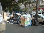 (130'521) - Kehrichts�cke und Neuware stapeln sich eng beieinander in Marseille am 15.
