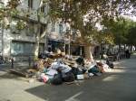 (130'522) - In einer Strasse in Marseille t�rmen sich die Kehrichts�cke am 15.
