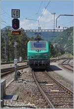 531-dijon-vallorbe/778714/die-sncf-bb-27067-bzw-bb Die SNCF BB 27067 bzw. BB 427067 (UIC 91 87 0027 067-4 F-SNCF hat den Getreidezug nach Italien nachgeschoben und verlässt ihn nun in Vallorbe ohne fremde Hilfe, da die Rangierfahrstrasse auf die SNCF Fahrleitungsspannung umgeschaltet werden kann. An der Spitze der Zugs wird in der Folge die BB26000 von einer SBB Re 6/6 in den 50 Hz Bereich zurück gestossen. 

16. Juni 2022